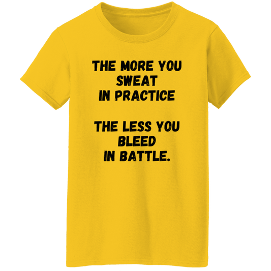 Cuanto más sudas en la práctica, menos sangras en la batalla - Camiseta para mujer