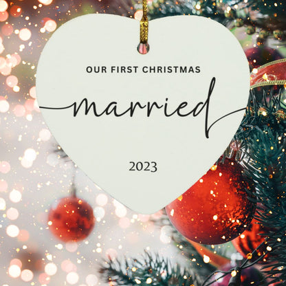 Nuestra primera Navidad casados ​​(2023)- Adornos de círculo y corazón de madera