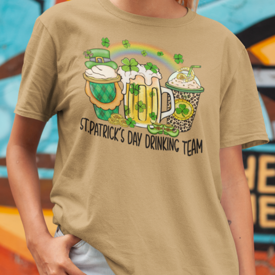 Equipo de bebida del día de San Patricio - Camiseta unisex